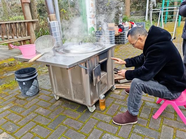 寿安镇百花社区罗家院子闹元宵共治互助邻里亲——共治行动(图2)