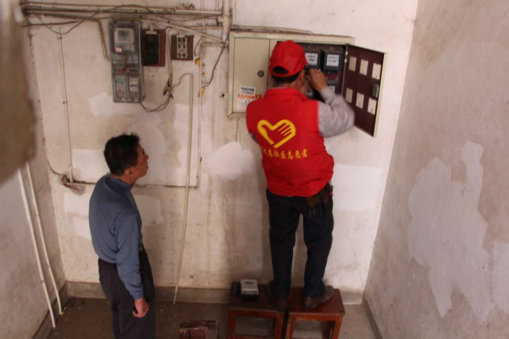 学习雷锋精神衡阳一社区开设多个摊位给居民提供家电维修、健康理疗等服务(图1)