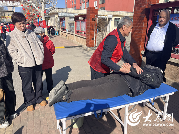 垦利区胜坨镇：便民服务进社区 温情关怀暖人心(图2)