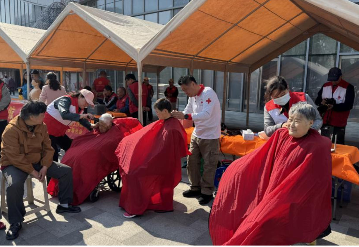 文明实践埇桥区南关街道广场社区：开展便民公益志愿服务活动(图1)