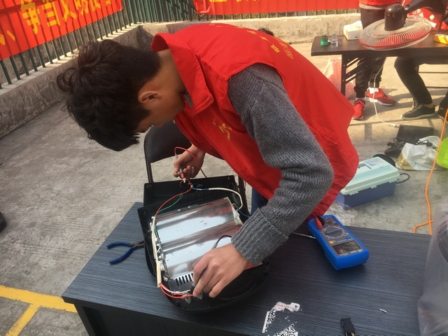 鄂州市寒溪社区开展公益义诊义修一站式服务送到家门口(图1)