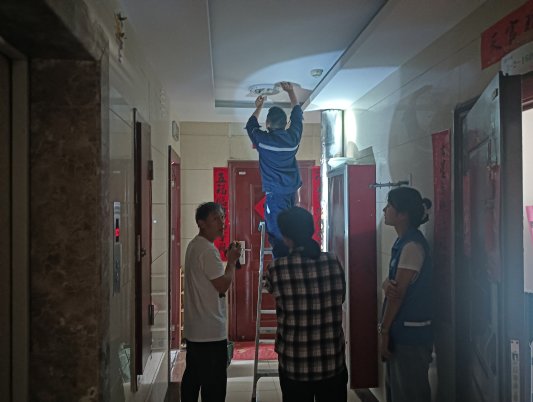 济宁市任城区南张街道悦诚社区：维修楼道故障灯点亮居民安心路(图2)