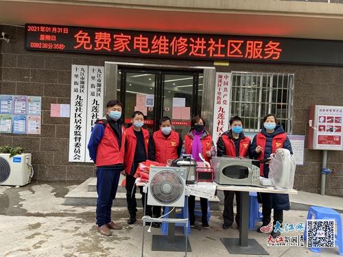 房屋漏雨半年难安居上楼维修却遭邻里阻拦(图1)