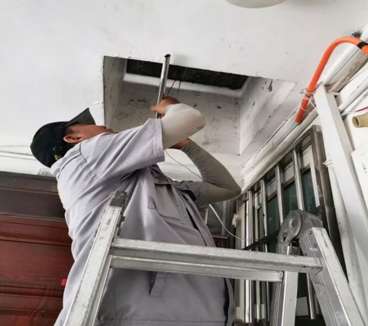 济宁市任城区阜桥街道安阜街社区：雨后抢修暖民心快速处置解民忧(图2)