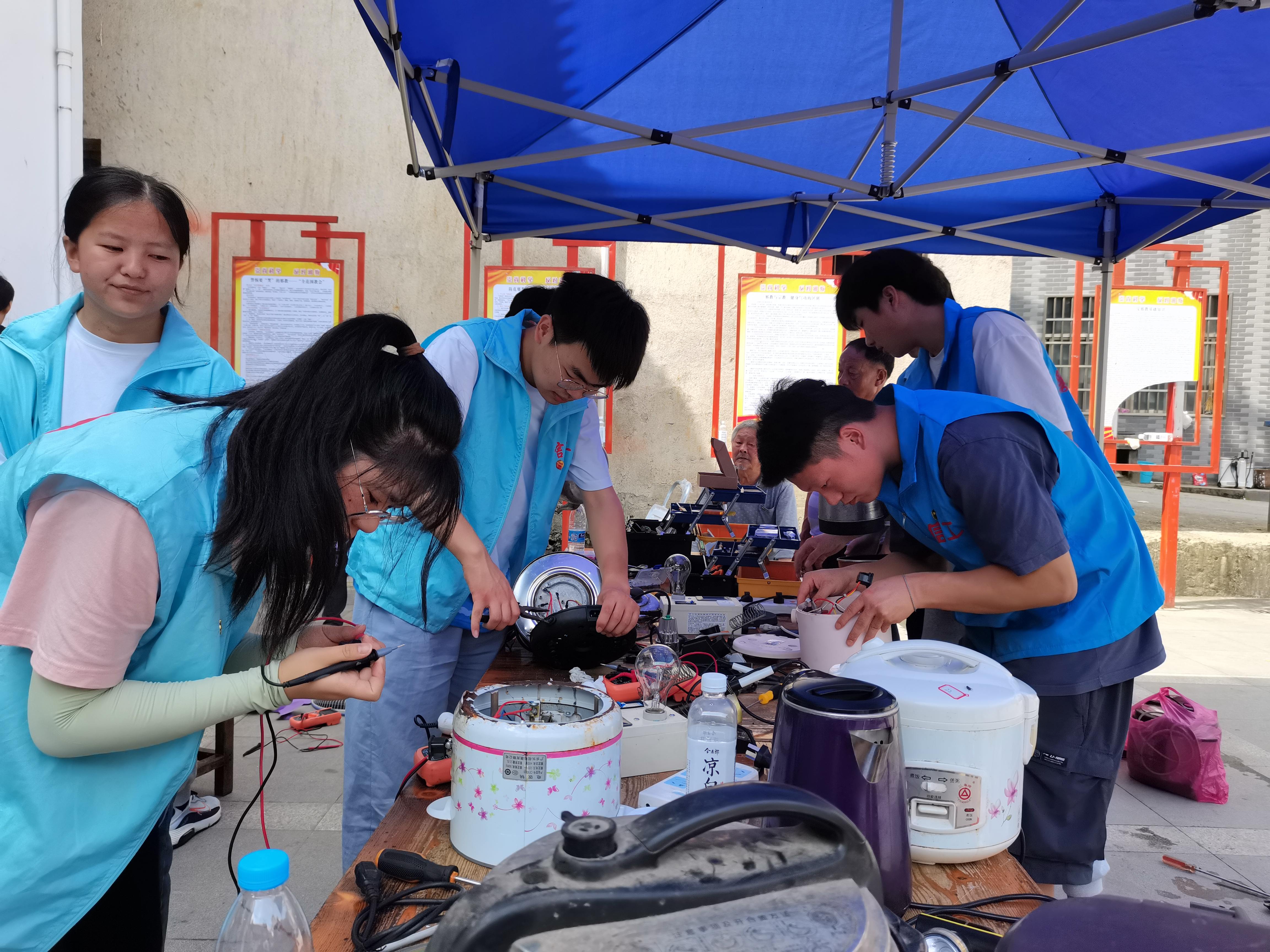 闽江大学学生暑期进社区义务维修家电(图1)