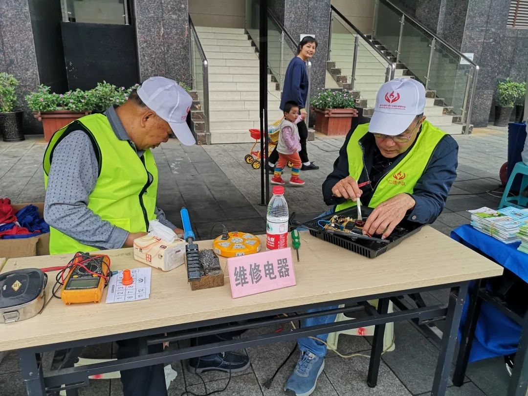 宋家滩村社区路面渗水藏隐患连夜抢修保畅通(图1)