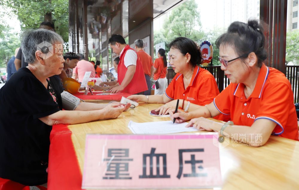 江西新余：便民服务进社区（图）(图3)