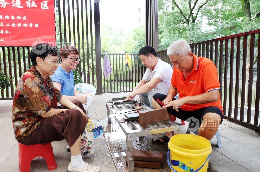江西新余：便民服务进社区（图）(图1)