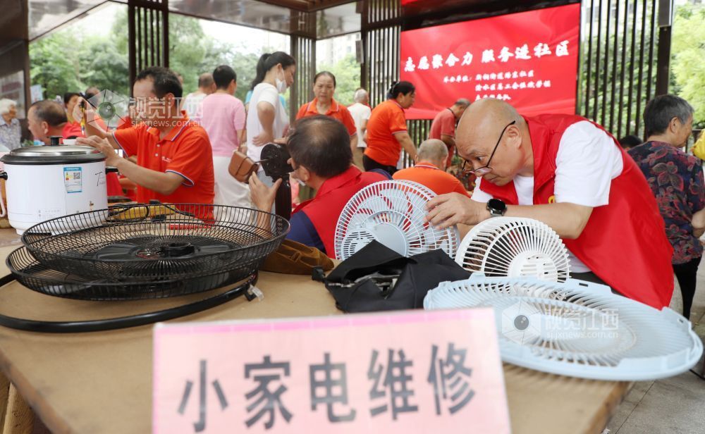 江西新余：便民服务进社区（图）(图2)
