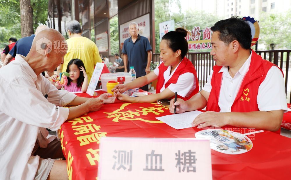 江西新余：便民服务进社区（图）(图4)
