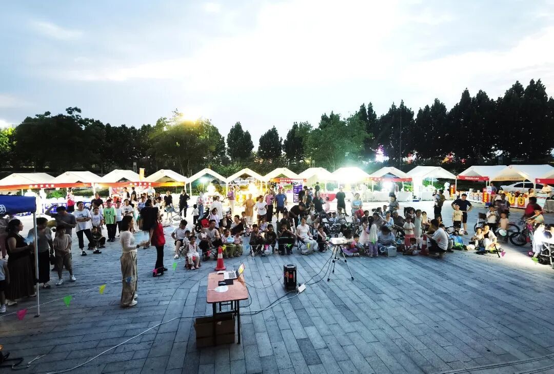 九曲街道沂河观邸社区创新开展“志愿服务大集+公益露天观影”惠民体验活动(图2)
