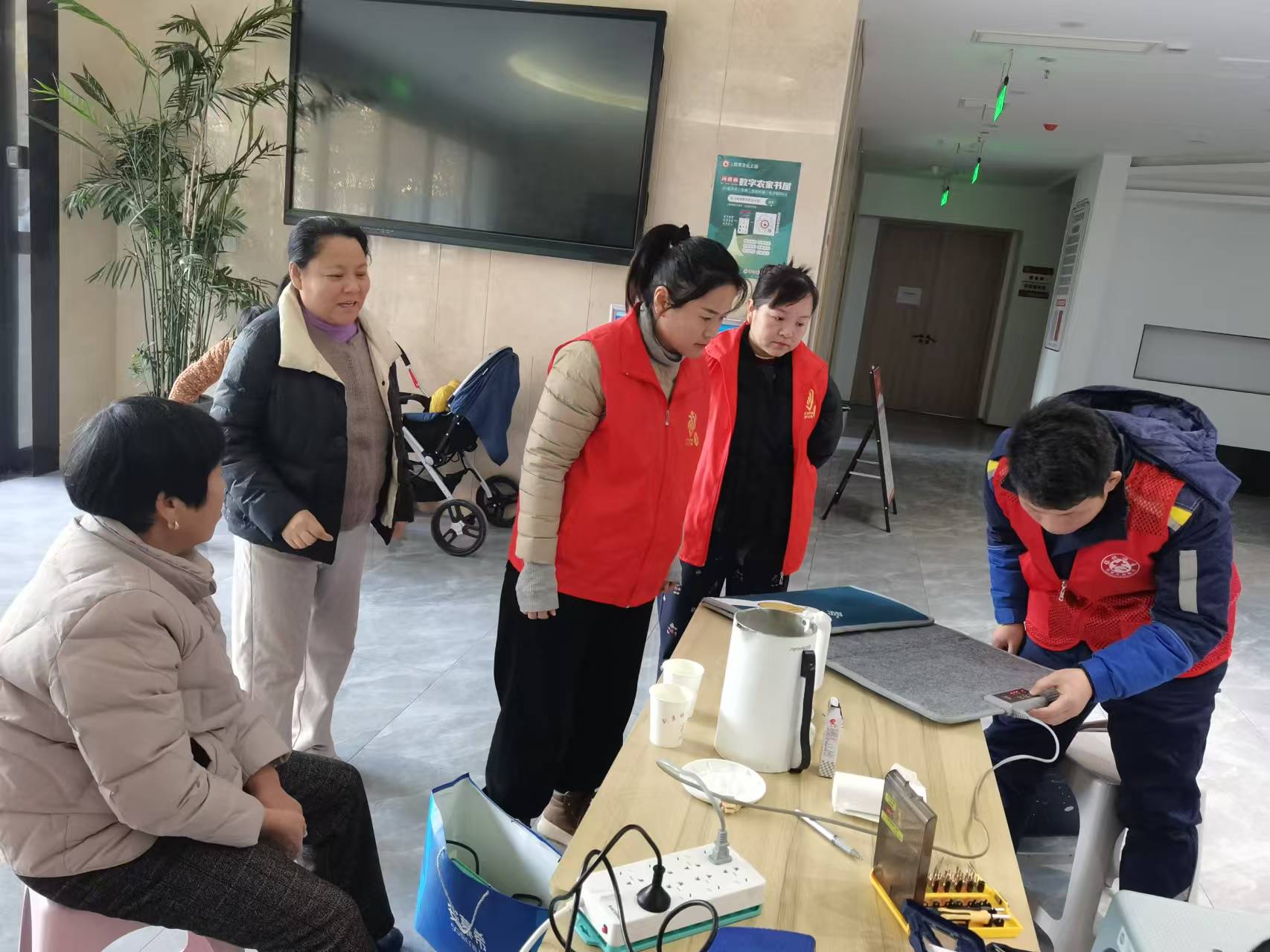 “嚯嚯”磨刀声浓浓邻里情(图1)