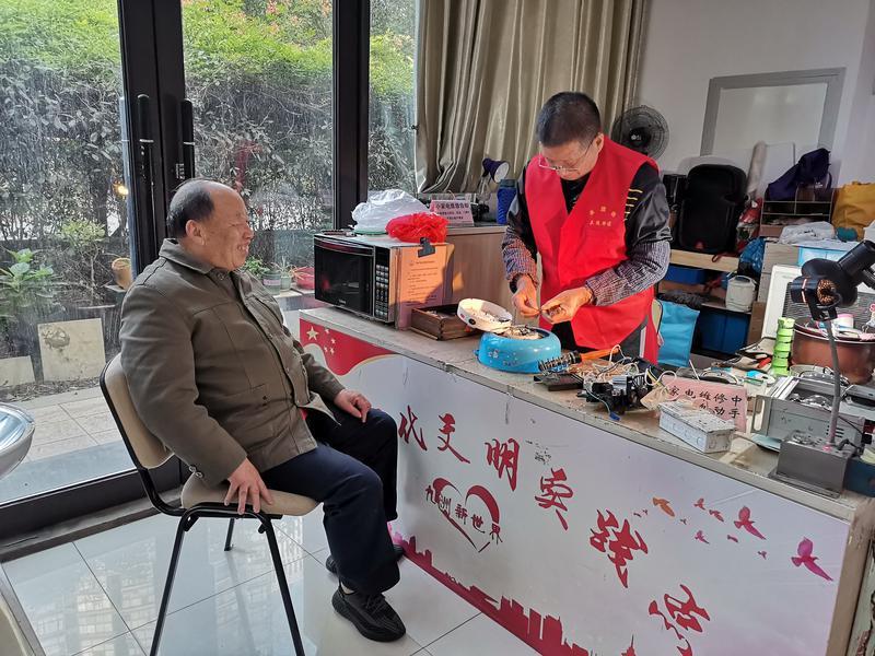 社区“家电医生”顾惠良：退休十年仍天天在岗(图2)